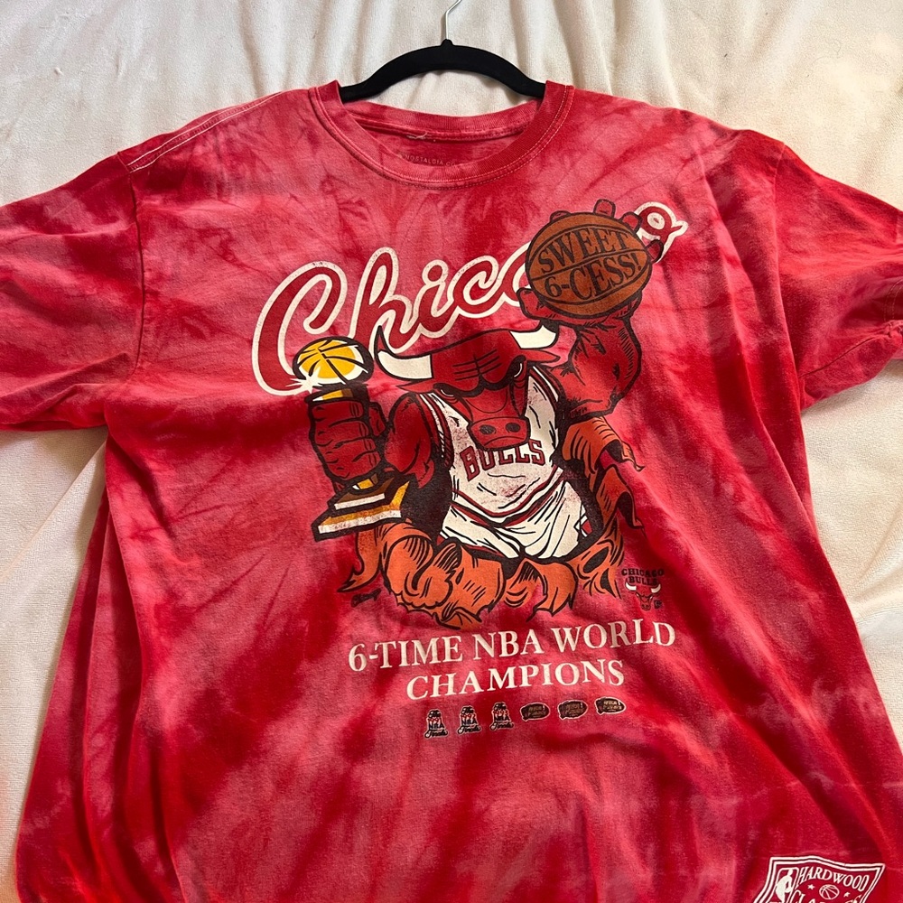 Men's large Chicago Bulls Red Tie-Dye Graphic Tee - 6-Time NBA Champions